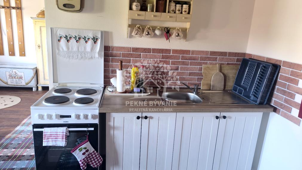 JEDINEČNÁ PONUKA! NÁDHERNÁ CHALUPA /RD/ VKUSNE ZARIADENÁ V RETRO ŠTÝLE SO STAROŽITNÝM NÁBYTKOM S PRVKAMI MODERNY KOMPLET ZREKONŠTRUOVANÁ