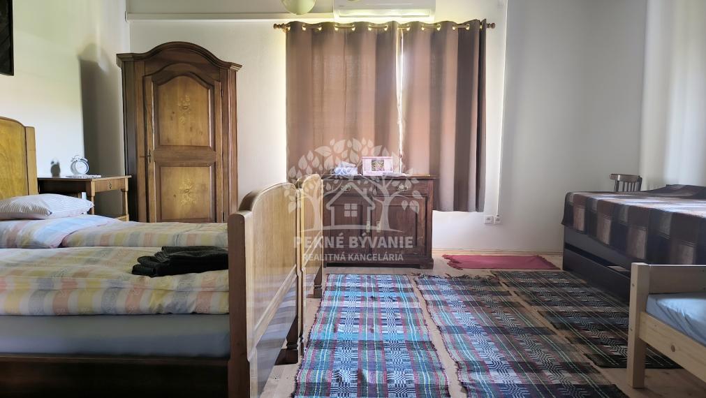 JEDINEČNÁ PONUKA! NÁDHERNÁ CHALUPA /RD/ VKUSNE ZARIADENÁ V RETRO ŠTÝLE SO STAROŽITNÝM NÁBYTKOM S PRVKAMI MODERNY KOMPLET ZREKONŠTRUOVANÁ