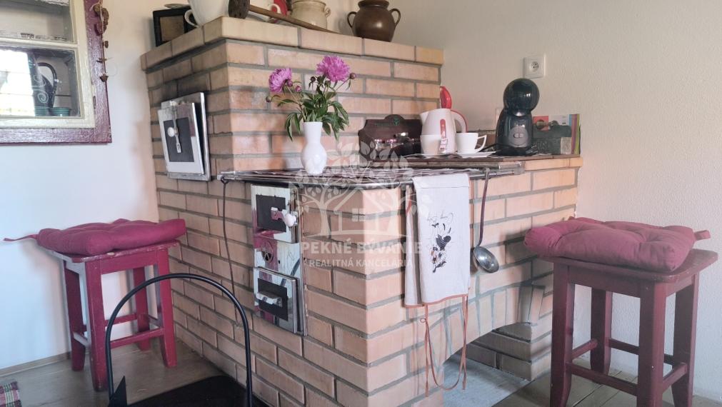 JEDINEČNÁ PONUKA! NÁDHERNÁ CHALUPA /RD/ VKUSNE ZARIADENÁ V RETRO ŠTÝLE SO STAROŽITNÝM NÁBYTKOM S PRVKAMI MODERNY KOMPLET ZREKONŠTRUOVANÁ