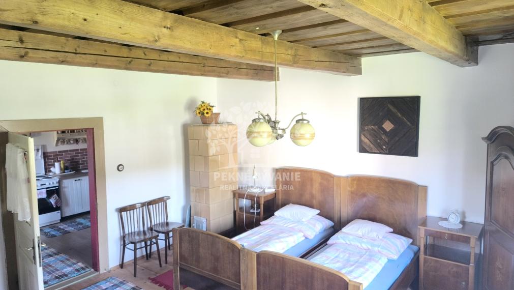 JEDINEČNÁ PONUKA! NÁDHERNÁ CHALUPA /RD/ VKUSNE ZARIADENÁ V RETRO ŠTÝLE SO STAROŽITNÝM NÁBYTKOM S PRVKAMI MODERNY KOMPLET ZREKONŠTRUOVANÁ