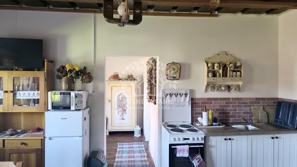 JEDINEČNÁ PONUKA! NÁDHERNÁ CHALUPA /RD/ VKUSNE ZARIADENÁ V RETRO ŠTÝLE SO STAROŽITNÝM NÁBYTKOM S PRVKAMI MODERNY KOMPLET ZREKONŠTRUOVANÁ