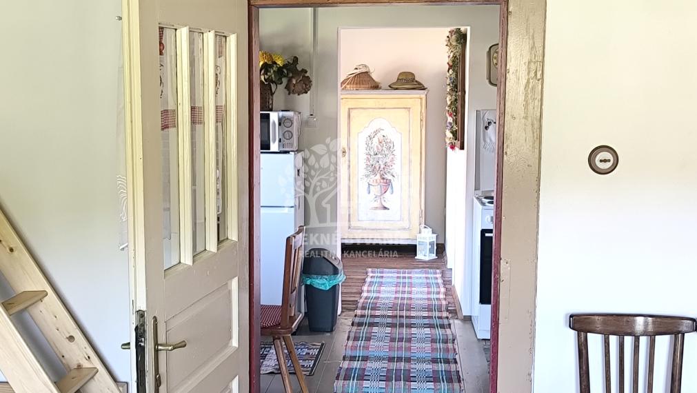 JEDINEČNÁ PONUKA! NÁDHERNÁ CHALUPA /RD/ VKUSNE ZARIADENÁ V RETRO ŠTÝLE SO STAROŽITNÝM NÁBYTKOM S PRVKAMI MODERNY KOMPLET ZREKONŠTRUOVANÁ