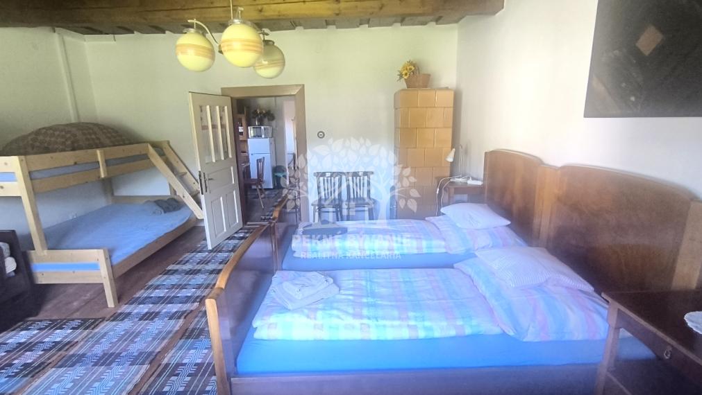 JEDINEČNÁ PONUKA! NÁDHERNÁ CHALUPA /RD/ VKUSNE ZARIADENÁ V RETRO ŠTÝLE SO STAROŽITNÝM NÁBYTKOM S PRVKAMI MODERNY KOMPLET ZREKONŠTRUOVANÁ