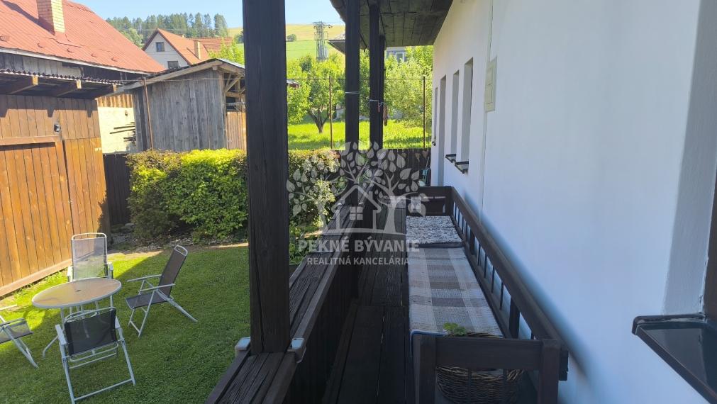 JEDINEČNÁ PONUKA! NÁDHERNÁ CHALUPA /RD/ VKUSNE ZARIADENÁ V RETRO ŠTÝLE SO STAROŽITNÝM NÁBYTKOM S PRVKAMI MODERNY KOMPLET ZREKONŠTRUOVANÁ