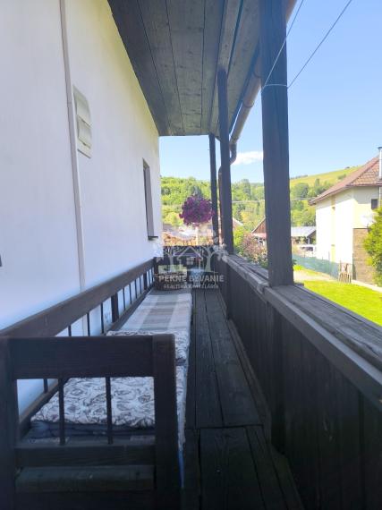 JEDINEČNÁ PONUKA! NÁDHERNÁ CHALUPA /RD/ VKUSNE ZARIADENÁ V RETRO ŠTÝLE SO STAROŽITNÝM NÁBYTKOM S PRVKAMI MODERNY KOMPLET ZREKONŠTRUOVANÁ