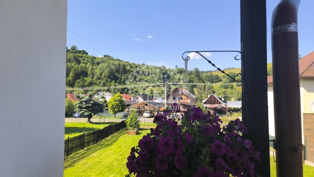 JEDINEČNÁ PONUKA! NÁDHERNÁ CHALUPA /RD/ VKUSNE ZARIADENÁ V RETRO ŠTÝLE SO STAROŽITNÝM NÁBYTKOM S PRVKAMI MODERNY KOMPLET ZREKONŠTRUOVANÁ