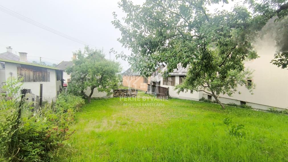 KRÁSNY UDRŽIAVANÝ MUROVANÝ RODINNÝ DOM CHALUPA S VÝBORNÝM POZEMKOM 832 M2 PRÍSTUPNÝM Z DVOCH ULÍC /DVA VSTUPY-MOŽNOSŤ ROZDELIŤ/ POLOMKA HOREHRONIE