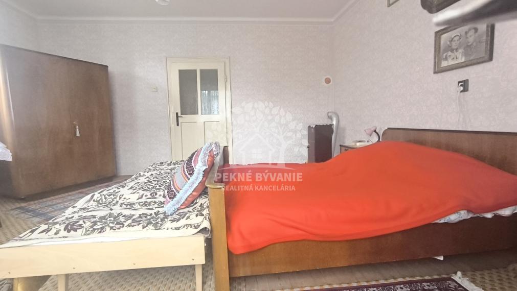 KRÁSNY UDRŽIAVANÝ MUROVANÝ RODINNÝ DOM CHALUPA S VÝBORNÝM POZEMKOM 832 M2 PRÍSTUPNÝM Z DVOCH ULÍC /DVA VSTUPY-MOŽNOSŤ ROZDELIŤ/ POLOMKA HOREHRONIE