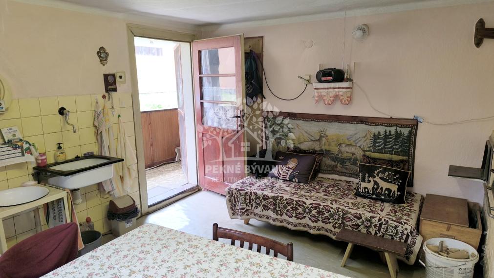 KRÁSNY UDRŽIAVANÝ MUROVANÝ RODINNÝ DOM CHALUPA S VÝBORNÝM POZEMKOM 832 M2 PRÍSTUPNÝM Z DVOCH ULÍC /DVA VSTUPY-MOŽNOSŤ ROZDELIŤ/ POLOMKA HOREHRONIE