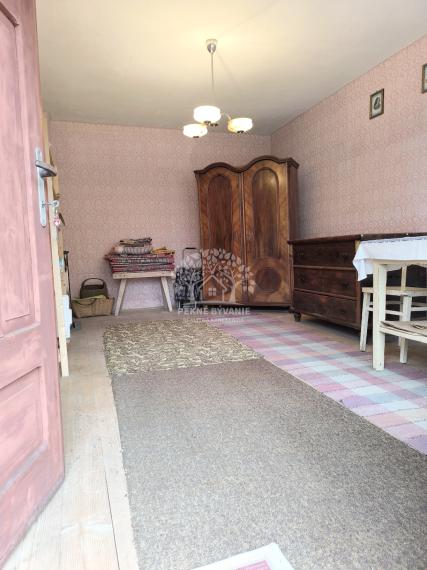 KRÁSNY UDRŽIAVANÝ MUROVANÝ RODINNÝ DOM CHALUPA S VÝBORNÝM POZEMKOM 832 M2 PRÍSTUPNÝM Z DVOCH ULÍC /DVA VSTUPY-MOŽNOSŤ ROZDELIŤ/ POLOMKA HOREHRONIE