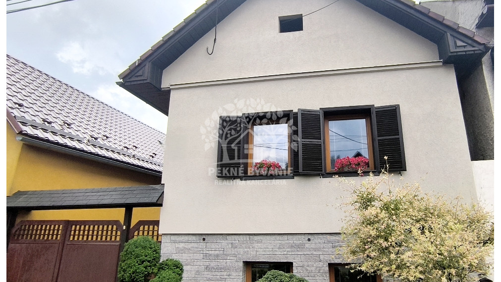 - R E Z E R V O V A N É - RD PO KOMPLETNEJ KVALITNEJ REKONŠTRUKCII TERASA BALKÓN KRB GARÁŽ SAUNA ZARIADENÝ DREVENÝM MASÍVNYM NÁBYTKOM