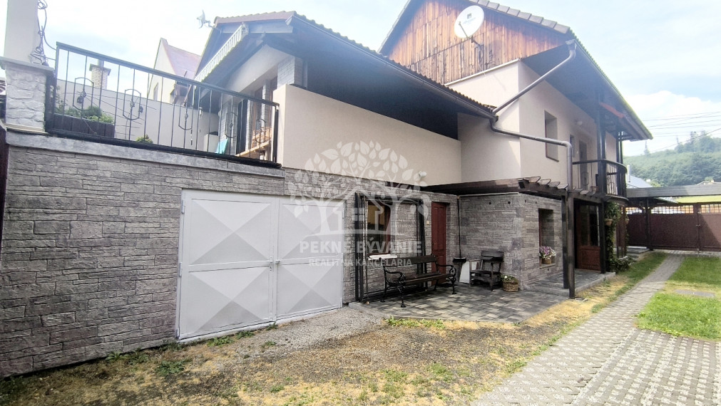 - R E Z E R V O V A N É - RD PO KOMPLETNEJ KVALITNEJ REKONŠTRUKCII TERASA BALKÓN KRB GARÁŽ SAUNA ZARIADENÝ DREVENÝM MASÍVNYM NÁBYTKOM