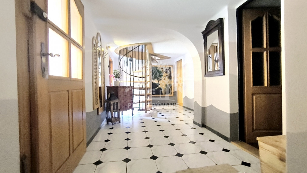 - R E Z E R V O V A N É - RD PO KOMPLETNEJ KVALITNEJ REKONŠTRUKCII TERASA BALKÓN KRB GARÁŽ SAUNA ZARIADENÝ DREVENÝM MASÍVNYM NÁBYTKOM