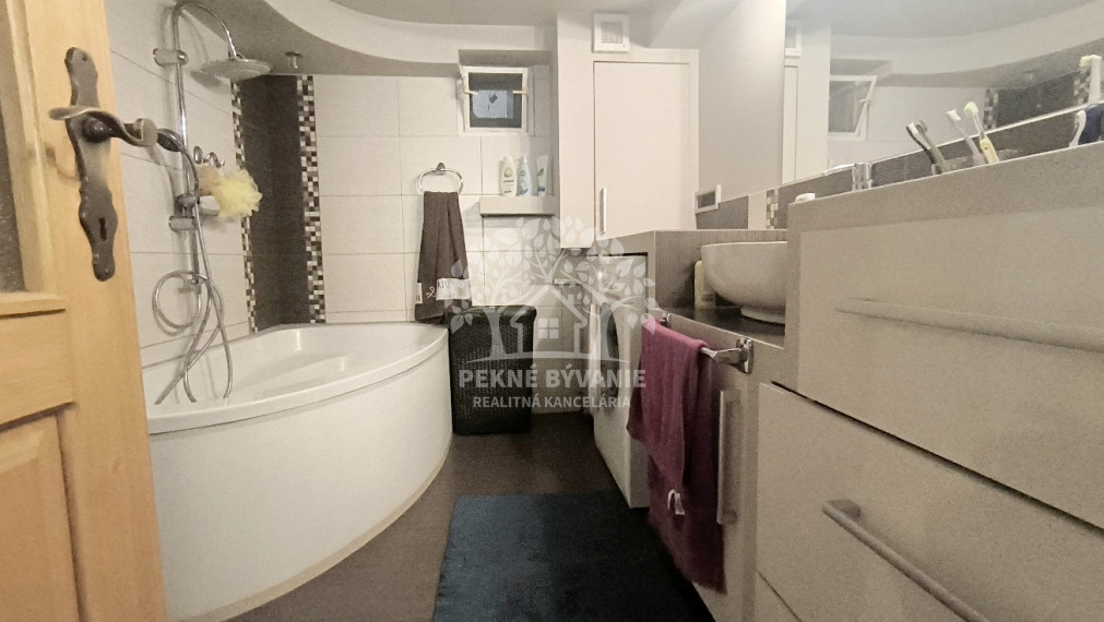 - R E Z E R V O V A N É - RD PO KOMPLETNEJ KVALITNEJ REKONŠTRUKCII TERASA BALKÓN KRB GARÁŽ SAUNA ZARIADENÝ DREVENÝM MASÍVNYM NÁBYTKOM