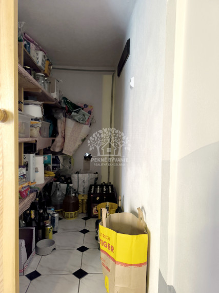 - R E Z E R V O V A N É - RD PO KOMPLETNEJ KVALITNEJ REKONŠTRUKCII TERASA BALKÓN KRB GARÁŽ SAUNA ZARIADENÝ DREVENÝM MASÍVNYM NÁBYTKOM