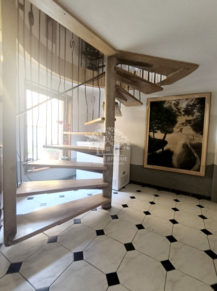 - R E Z E R V O V A N É - RD PO KOMPLETNEJ KVALITNEJ REKONŠTRUKCII TERASA BALKÓN KRB GARÁŽ SAUNA ZARIADENÝ DREVENÝM MASÍVNYM NÁBYTKOM