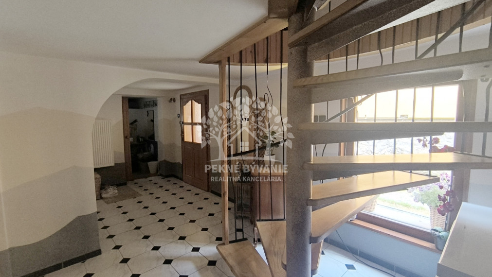 - R E Z E R V O V A N É - RD PO KOMPLETNEJ KVALITNEJ REKONŠTRUKCII TERASA BALKÓN KRB GARÁŽ SAUNA ZARIADENÝ DREVENÝM MASÍVNYM NÁBYTKOM