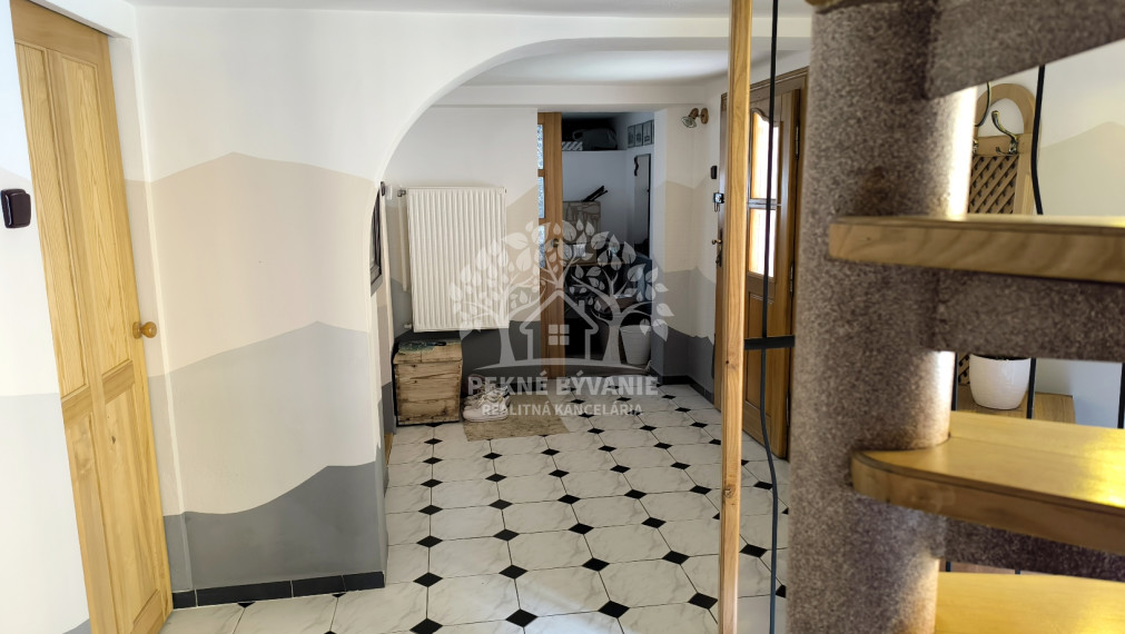 - R E Z E R V O V A N É - RD PO KOMPLETNEJ KVALITNEJ REKONŠTRUKCII TERASA BALKÓN KRB GARÁŽ SAUNA ZARIADENÝ DREVENÝM MASÍVNYM NÁBYTKOM