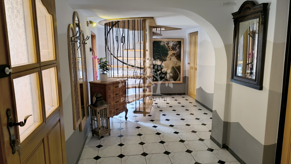 - R E Z E R V O V A N É - RD PO KOMPLETNEJ KVALITNEJ REKONŠTRUKCII TERASA BALKÓN KRB GARÁŽ SAUNA ZARIADENÝ DREVENÝM MASÍVNYM NÁBYTKOM