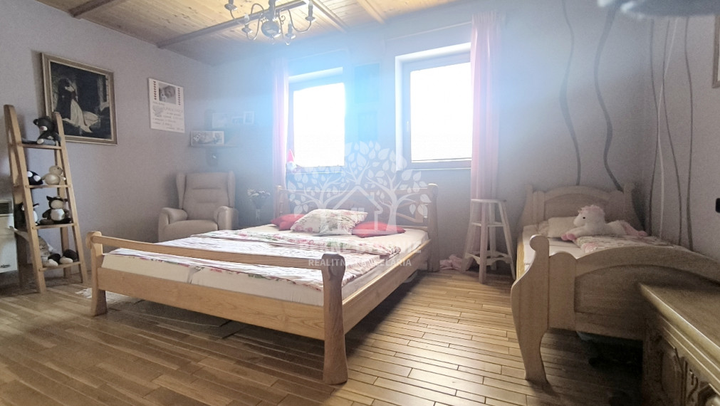 - R E Z E R V O V A N É - RD PO KOMPLETNEJ KVALITNEJ REKONŠTRUKCII TERASA BALKÓN KRB GARÁŽ SAUNA ZARIADENÝ DREVENÝM MASÍVNYM NÁBYTKOM