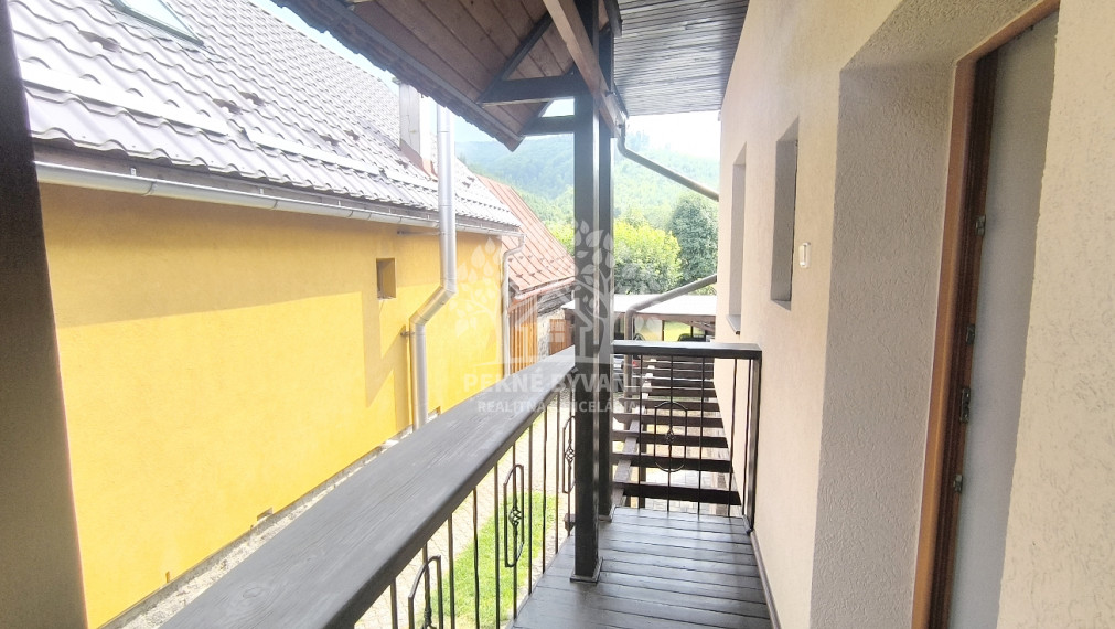 - R E Z E R V O V A N É - RD PO KOMPLETNEJ KVALITNEJ REKONŠTRUKCII TERASA BALKÓN KRB GARÁŽ SAUNA ZARIADENÝ DREVENÝM MASÍVNYM NÁBYTKOM