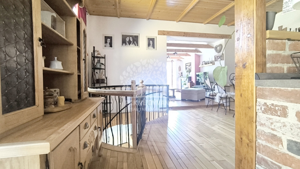 - R E Z E R V O V A N É - RD PO KOMPLETNEJ KVALITNEJ REKONŠTRUKCII TERASA BALKÓN KRB GARÁŽ SAUNA ZARIADENÝ DREVENÝM MASÍVNYM NÁBYTKOM