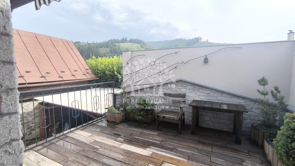 - R E Z E R V O V A N É - RD PO KOMPLETNEJ KVALITNEJ REKONŠTRUKCII TERASA BALKÓN KRB GARÁŽ SAUNA ZARIADENÝ DREVENÝM MASÍVNYM NÁBYTKOM