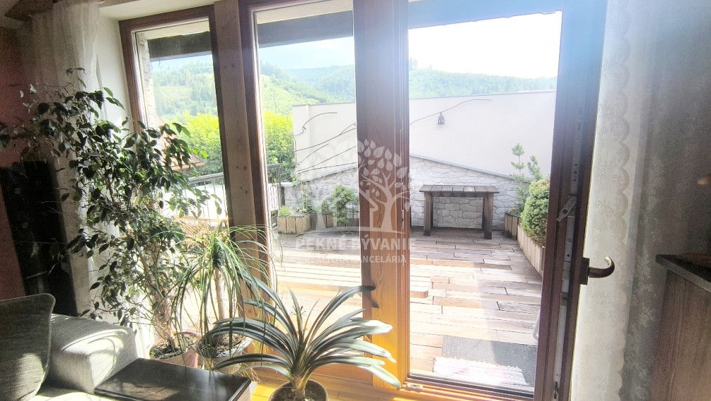 - R E Z E R V O V A N É - RD PO KOMPLETNEJ KVALITNEJ REKONŠTRUKCII TERASA BALKÓN KRB GARÁŽ SAUNA ZARIADENÝ DREVENÝM MASÍVNYM NÁBYTKOM