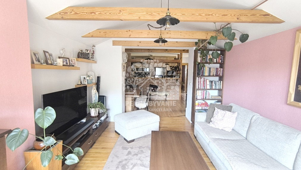 - R E Z E R V O V A N É - RD PO KOMPLETNEJ KVALITNEJ REKONŠTRUKCII TERASA BALKÓN KRB GARÁŽ SAUNA ZARIADENÝ DREVENÝM MASÍVNYM NÁBYTKOM