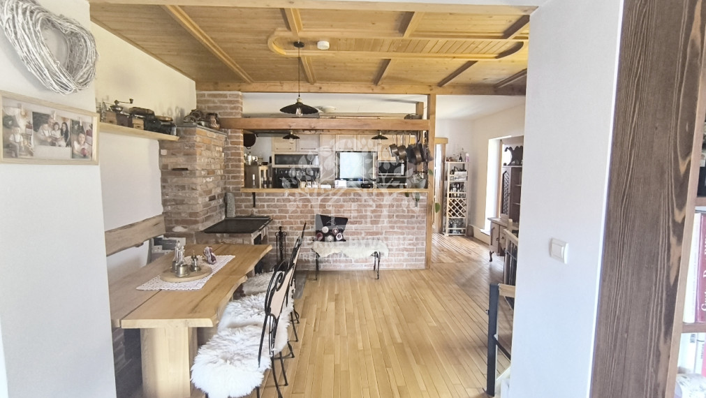 - R E Z E R V O V A N É - RD PO KOMPLETNEJ KVALITNEJ REKONŠTRUKCII TERASA BALKÓN KRB GARÁŽ SAUNA ZARIADENÝ DREVENÝM MASÍVNYM NÁBYTKOM