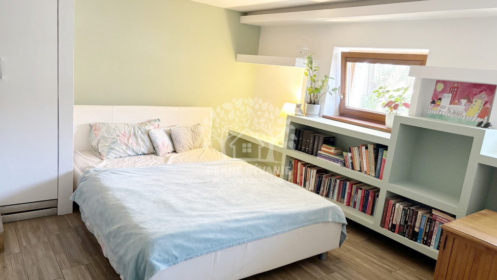 - R E Z E R V O V A N É - RD PO KOMPLETNEJ KVALITNEJ REKONŠTRUKCII TERASA BALKÓN KRB GARÁŽ SAUNA ZARIADENÝ DREVENÝM MASÍVNYM NÁBYTKOM