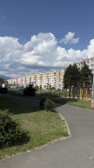 --REZERVOVANÉ-- 3i byt s balkónom a pivnicou Brezno, Mazorníkovo