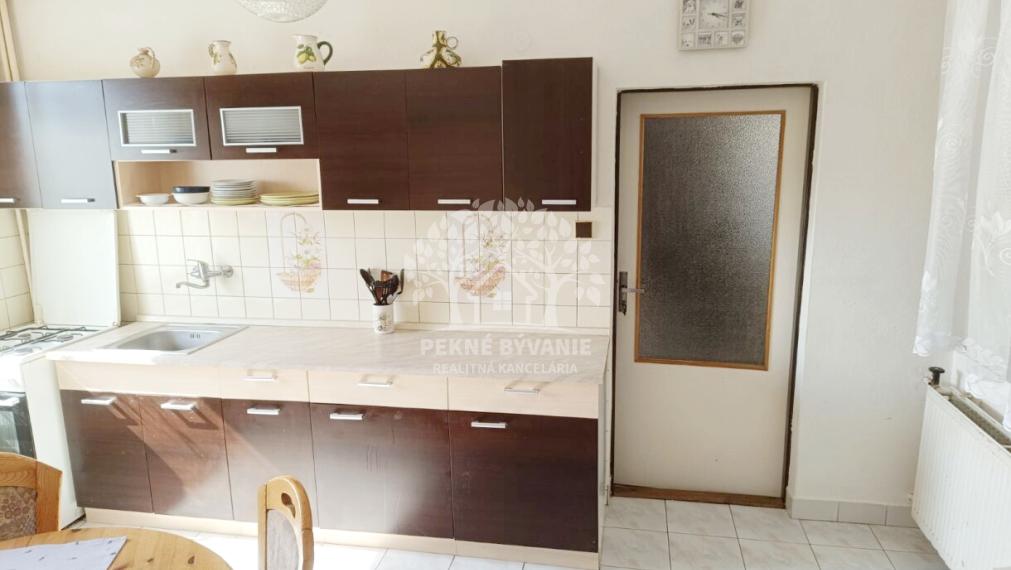 RD S KRÁSNYM POZEMKOM /237M2/ GARÁŽ,KRB,NOVÁ STRECHA PRI CENTRE MESTA BREZNO NAPRIEK TOMU V KĽUDNEJ LOKALITE