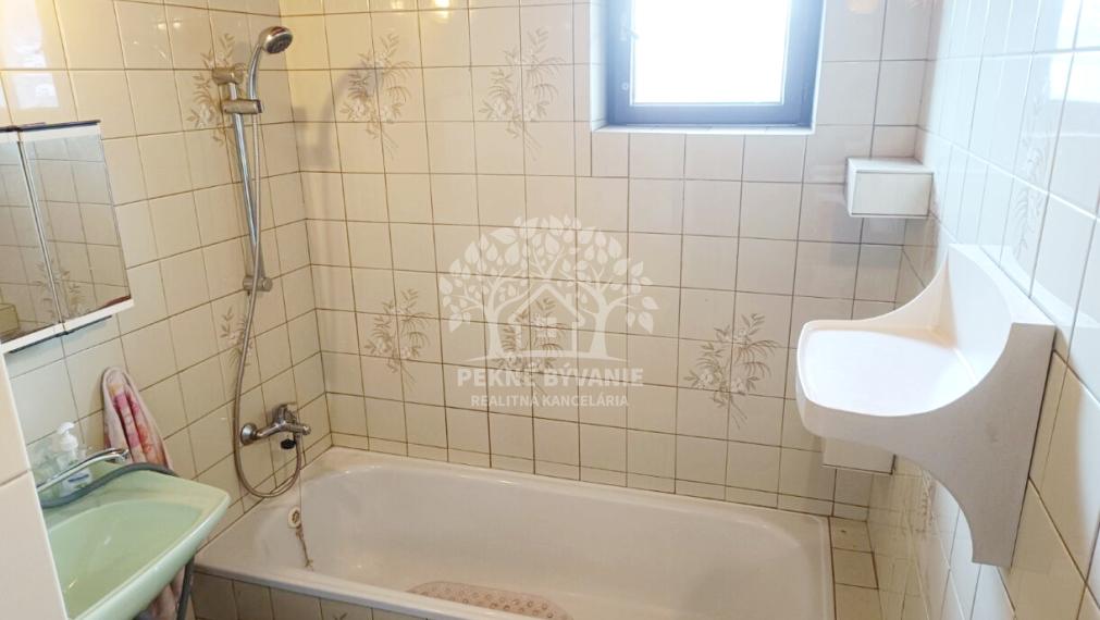 RD S KRÁSNYM POZEMKOM /237M2/ GARÁŽ,KRB,NOVÁ STRECHA PRI CENTRE MESTA BREZNO NAPRIEK TOMU V KĽUDNEJ LOKALITE