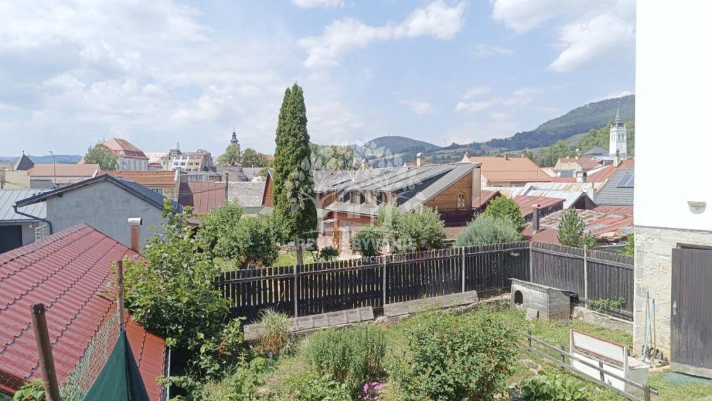 RD S KRÁSNYM POZEMKOM /237M2/ GARÁŽ,KRB,NOVÁ STRECHA PRI CENTRE MESTA BREZNO NAPRIEK TOMU V KĽUDNEJ LOKALITE