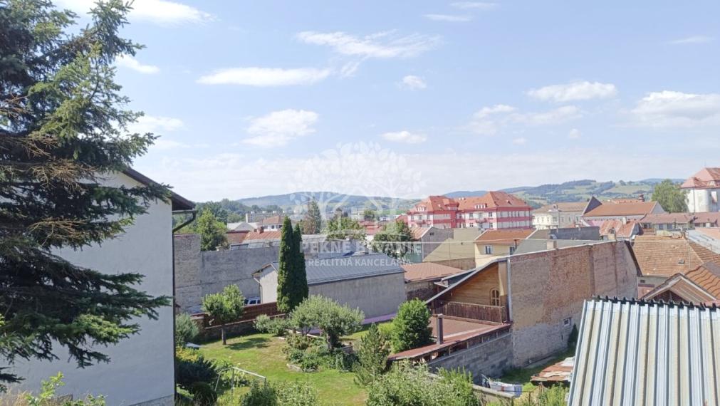 RD S KRÁSNYM POZEMKOM /237M2/ GARÁŽ,KRB,NOVÁ STRECHA PRI CENTRE MESTA BREZNO NAPRIEK TOMU V KĽUDNEJ LOKALITE