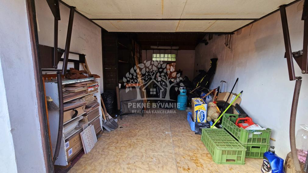 PREDANÉ: murovaná garáž 19m2 s elektrinou v Brezne