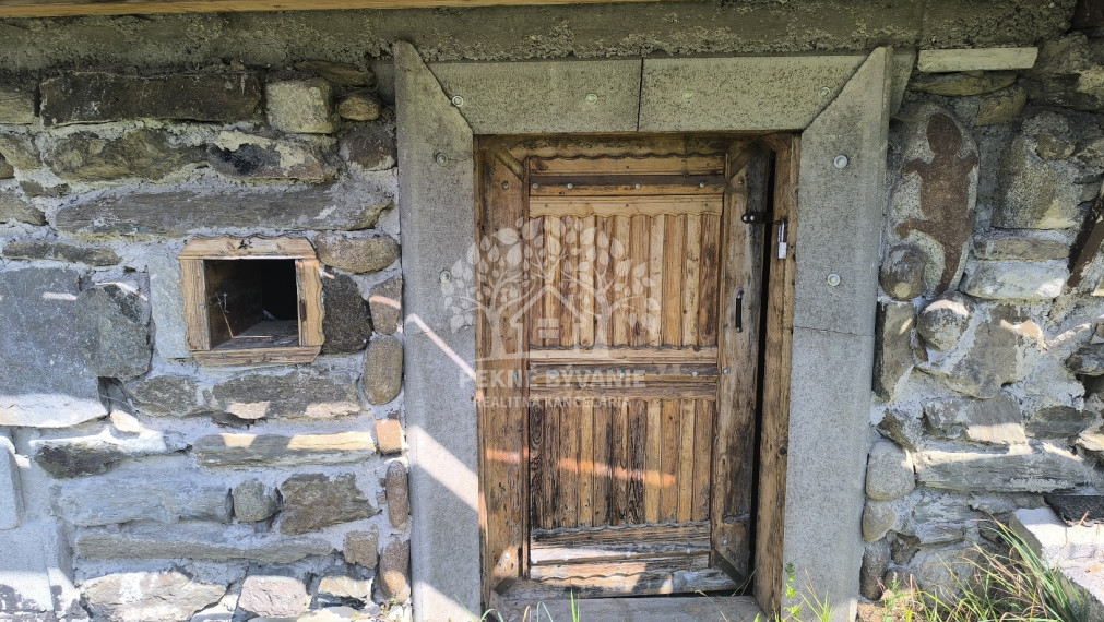 NÁDHERNÁ DREVENICA NOVÁ STRECHA, NOVÁ ELEKTRINA, STUDŇA, SO SLNEČNÝM POZEMKOM /538M2/ TICHÁ LOKALITA POHORELÁ HOREHRONIE