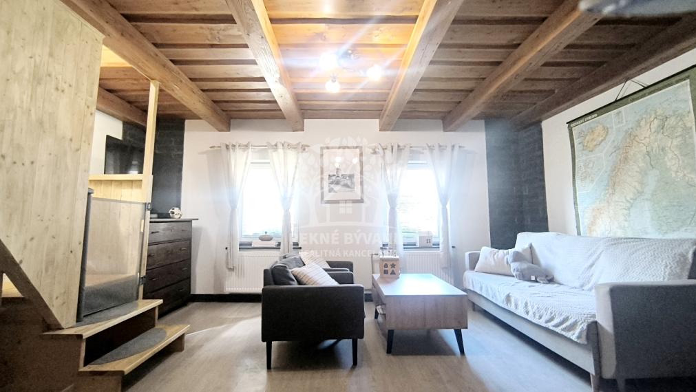 - R E Z E R V O V A N É - NÁDHERNÝ RODINNÝ DOM PO KOMPLETNEJ REKONŠTRUKCII ZARIADENÝ VALASKÁ-PIESOK 5 MIN. BYSTRÁ, ZÁHRADNÝ DOMČEK, KRBOVÉ KACHLE