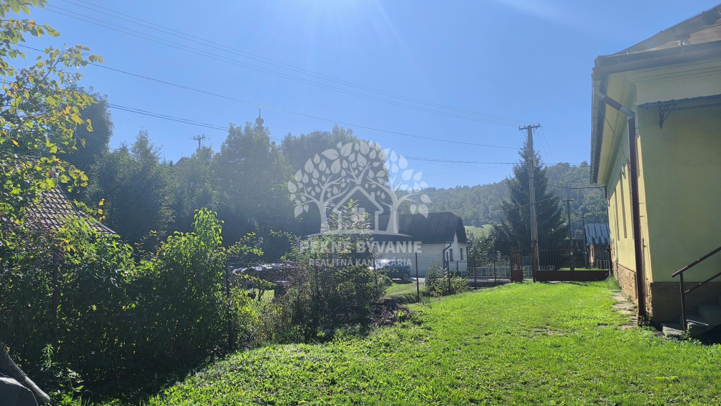 VÝHODNÁ INVESTÍCIA: ZAUJÍMAVÁ NEHNUTEĽNOSŤ VHODNÁ NA MNOHO VYUŽITÍ!! KRÁSNA ROVINATÁ SLNEČNÁ ZÁHRADA, TRI GARÁŽE, PRI PLYTKOM POTOČIKU