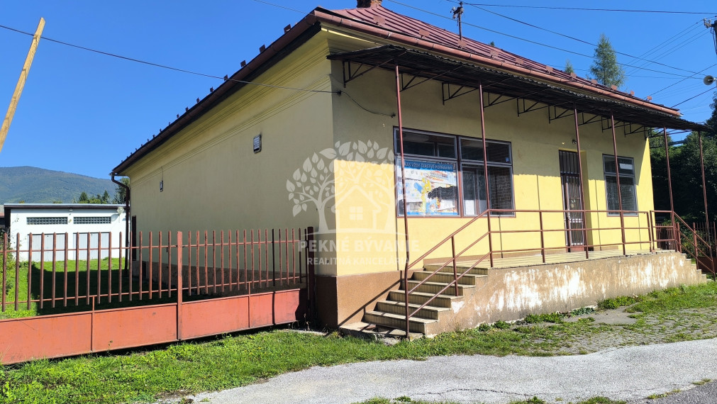 VÝHODNÁ INVESTÍCIA: ZAUJÍMAVÁ NEHNUTEĽNOSŤ VHODNÁ NA MNOHO VYUŽITÍ!! KRÁSNA ROVINATÁ SLNEČNÁ ZÁHRADA, TRI GARÁŽE, PRI PLYTKOM POTOČIKU