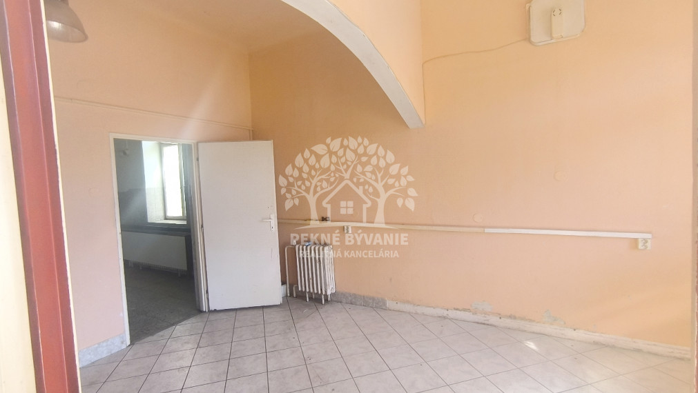 VÝHODNÁ INVESTÍCIA: ZAUJÍMAVÁ NEHNUTEĽNOSŤ VHODNÁ NA MNOHO VYUŽITÍ!! KRÁSNA ROVINATÁ SLNEČNÁ ZÁHRADA, TRI GARÁŽE, PRI PLYTKOM POTOČIKU