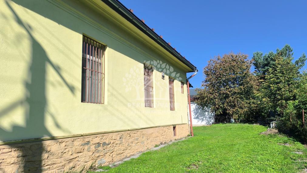 VÝHODNÁ INVESTÍCIA: ZAUJÍMAVÁ NEHNUTEĽNOSŤ VHODNÁ NA MNOHO VYUŽITÍ!! KRÁSNA ROVINATÁ SLNEČNÁ ZÁHRADA, TRI GARÁŽE, PRI PLYTKOM POTOČIKU