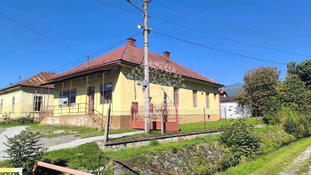 VÝHODNÁ INVESTÍCIA: ZAUJÍMAVÁ NEHNUTEĽNOSŤ VHODNÁ NA MNOHO VYUŽITÍ!! KRÁSNA ROVINATÁ SLNEČNÁ ZÁHRADA, TRI GARÁŽE, PRI PLYTKOM POTOČIKU