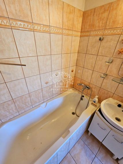 PREDAJ: slnečný 3i byt 84m2 v centre Brezna