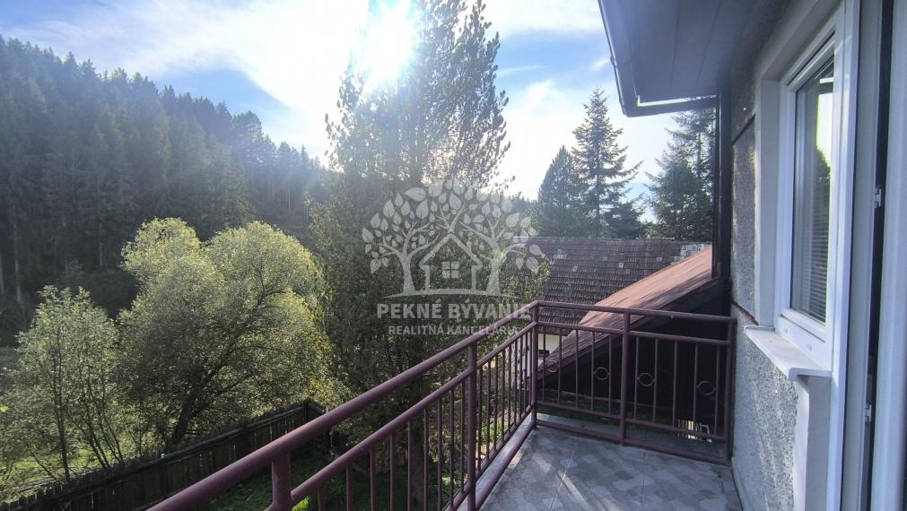 - R E Z E R V O V A N É - DOM CHALUPA V TICHEJ BOČNEJ ULICI - POLOSAMOTA S MAXIMÁLNYM SÚKROMÍM A NÁDHERNÝM VÝHĽADOM HOREHRONIE