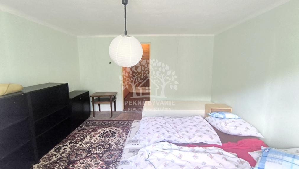 - R E Z E R V O V A N É - DOM CHALUPA V TICHEJ BOČNEJ ULICI - POLOSAMOTA S MAXIMÁLNYM SÚKROMÍM A NÁDHERNÝM VÝHĽADOM HOREHRONIE