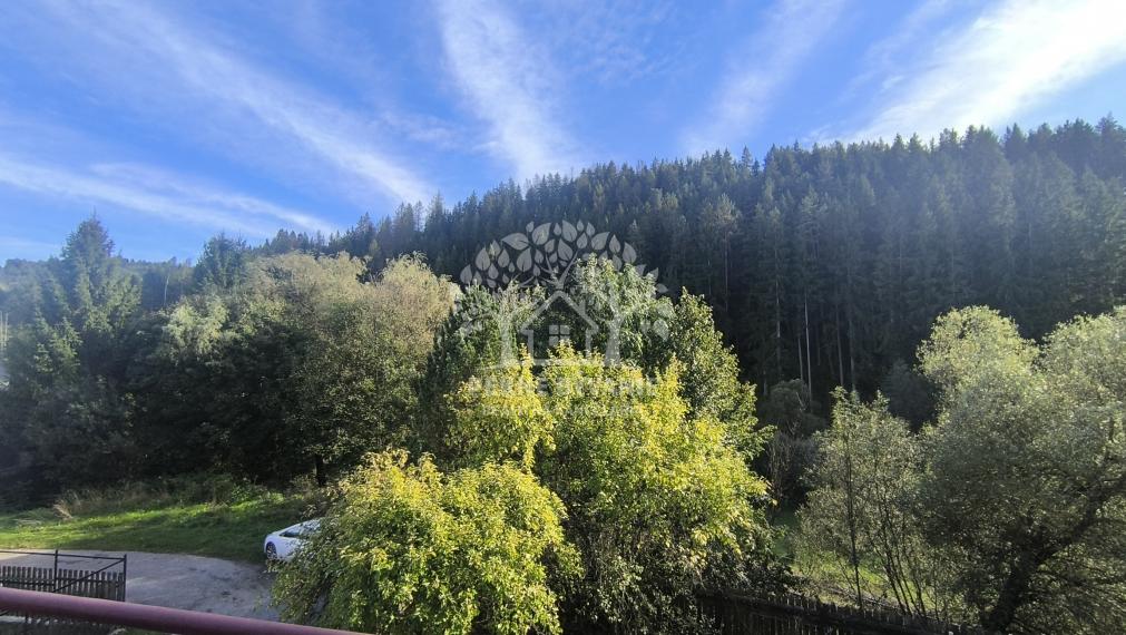 - R E Z E R V O V A N É - DOM CHALUPA V TICHEJ BOČNEJ ULICI - POLOSAMOTA S MAXIMÁLNYM SÚKROMÍM A NÁDHERNÝM VÝHĽADOM HOREHRONIE