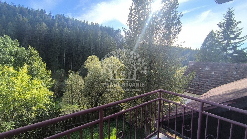 - R E Z E R V O V A N É - DOM CHALUPA V TICHEJ BOČNEJ ULICI - POLOSAMOTA S MAXIMÁLNYM SÚKROMÍM A NÁDHERNÝM VÝHĽADOM HOREHRONIE