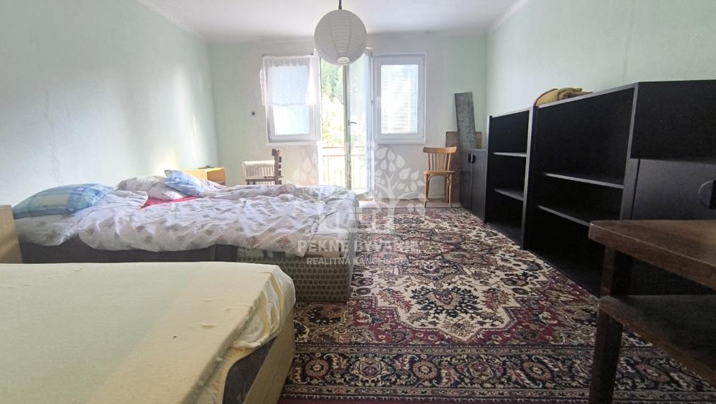 - R E Z E R V O V A N É - DOM CHALUPA V TICHEJ BOČNEJ ULICI - POLOSAMOTA S MAXIMÁLNYM SÚKROMÍM A NÁDHERNÝM VÝHĽADOM HOREHRONIE